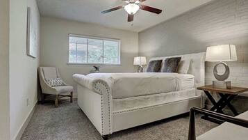 2 عدّة غرف نوم ومكواة/لوح كي وواي فاي وملاءات أسرّة