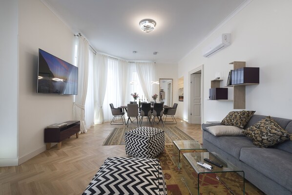 Executive Apartment, Sea View, Ground Floor | Living area | Flat-screen TV - Vista dal Mare (Split)