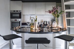 Leilighet – executive, sjøutsikt, 1. etasje | Eget kjøkken | Kjøleskap, mikrobølgeovn, ovn og kokeplater