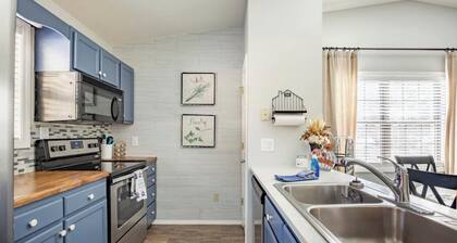 Creekside Mountain Villa in Gated Golf Course Neighborhood, Fireplace, & EV