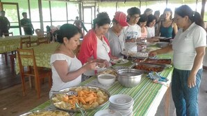 Uma mesa de buffet com diversos alimentos e pratos.
