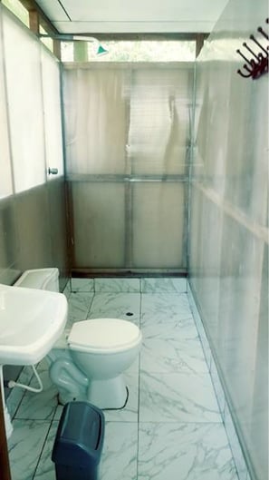 Chuveiro, toalhas de banho
