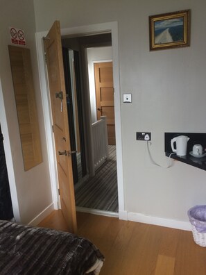 1 bedroom, WiFi, bed sheets - AMAZING VIEWS!! Kyle.1 mile to Isle of Skye!  En-suite,  , quiet area .Sat tv. (Kyle of Lochalsh)