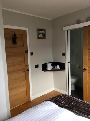 1 bedroom, WiFi, bed sheets - AMAZING VIEWS!! Kyle.1 mile to Isle of Skye!  En-suite,  , quiet area .Sat tv. (Kyle of Lochalsh)