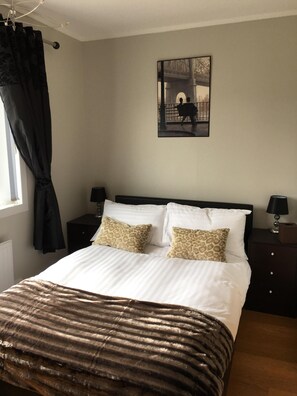 1 bedroom, WiFi, bed sheets - AMAZING VIEWS!! Kyle.1 mile to Isle of Skye!  En-suite,  , quiet area .Sat tv. (Kyle of Lochalsh)
