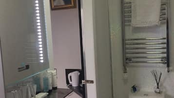 Suihku, hiustenkuivaaja, pyyhkeet, saippua