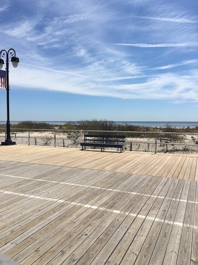 2 MINUTE WALK TO BEACH IN OCEAN CITY-GREAT LOCATION!!
