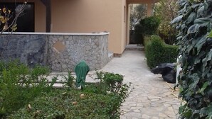A modern house with a stone pathway leading to the entrance. - Apartment in Murter with Terrace, Air condition, WIFI, Washing machine (125-3) (Murter)