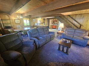 Fernseher, Kamin, DVD-Player, Stereoanlage