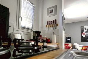 Réfrigérateur, micro-ondes, four, plaque de cuisson