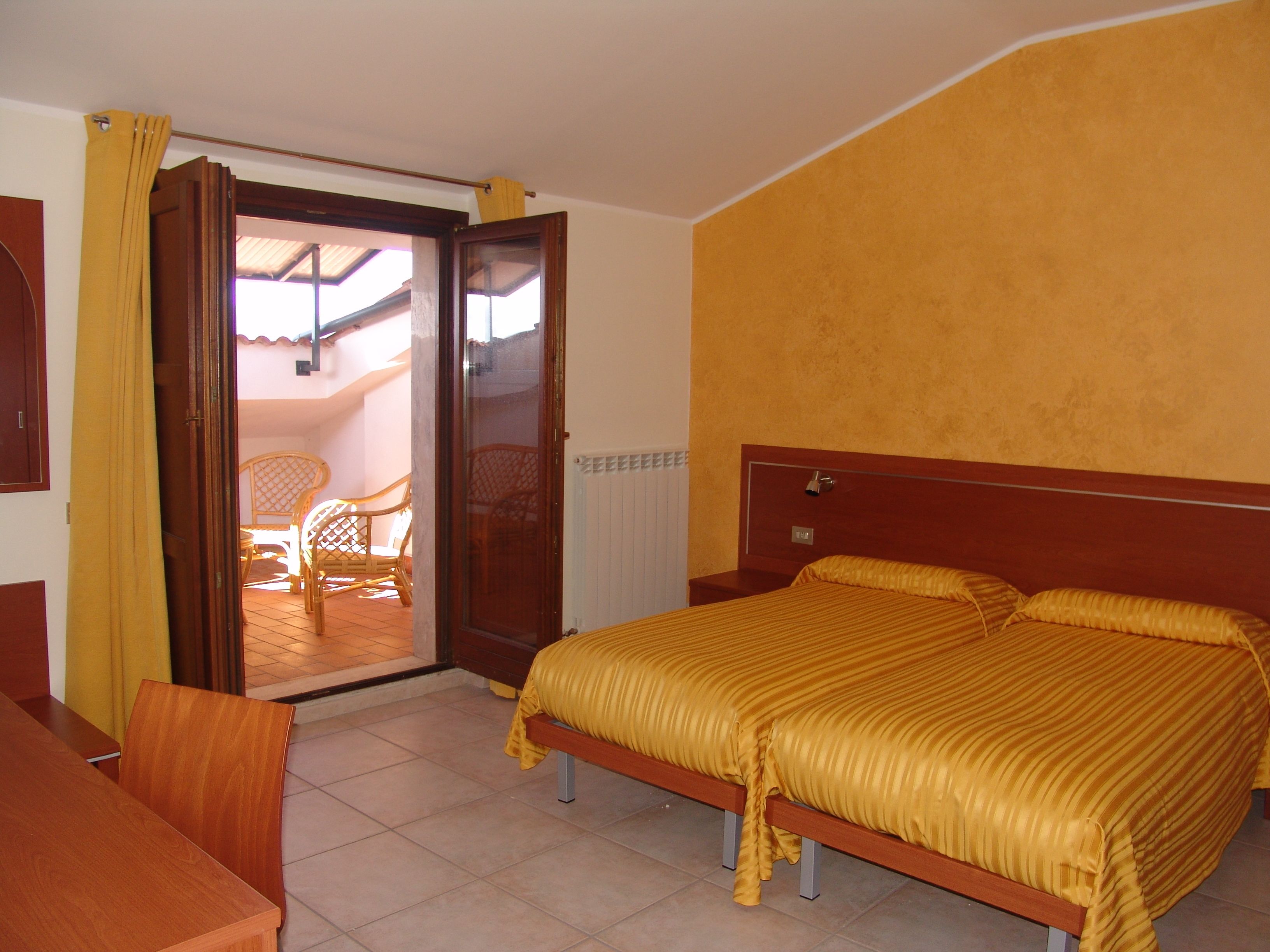 Camera Business con 2 letti singoli, 2 letti singoli, cucina, vista valle | Una scrivania, postazione laptop, tende oscuranti, insonorizzazione