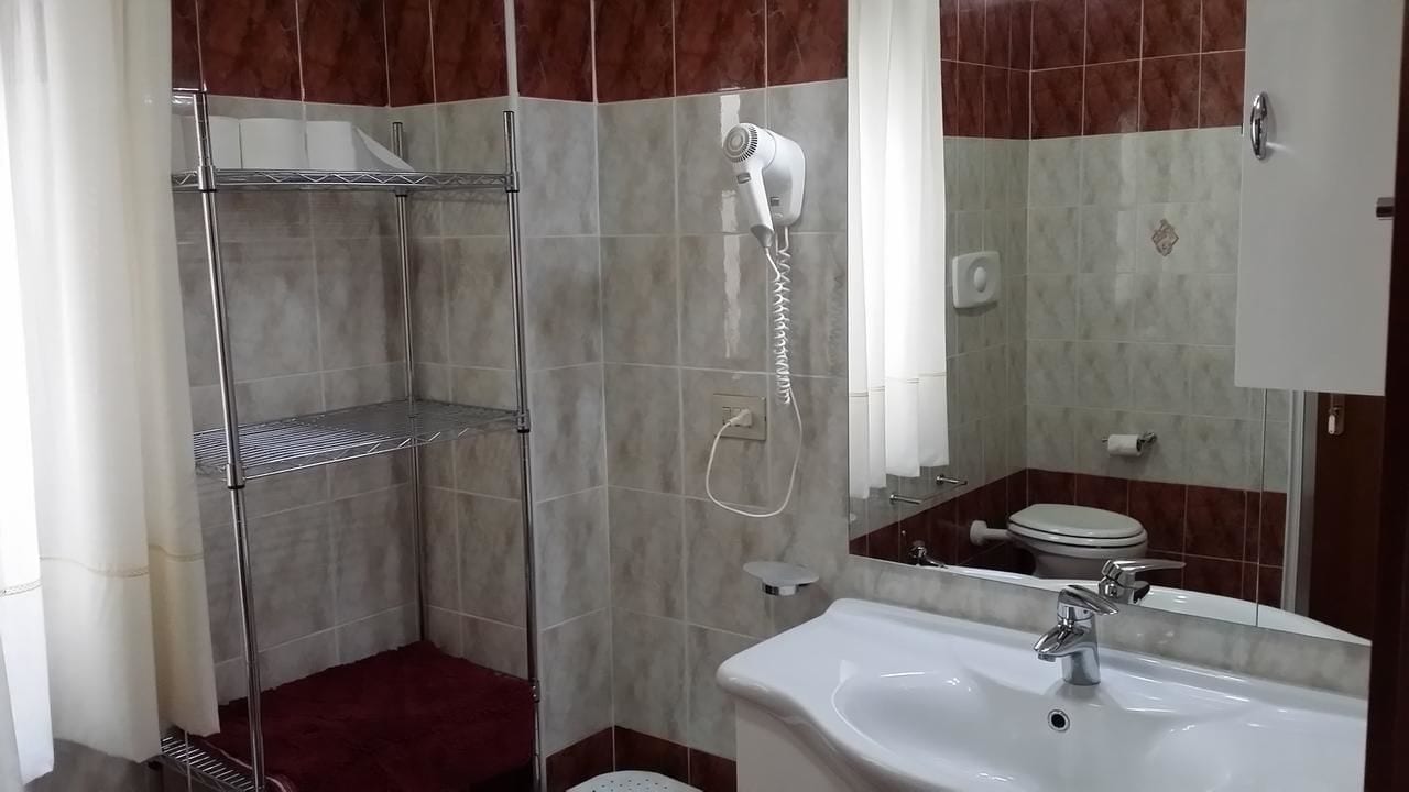 Une salle de bain avec une douche, un lavabo et des toilettes.