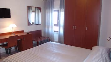 Escritorio, espacio para trabajar con laptop y cortinas blackout