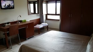 商务三人房, 无障碍, 山谷景观 | 办公桌、笔记本电脑工作区、遮光窗帘、隔音