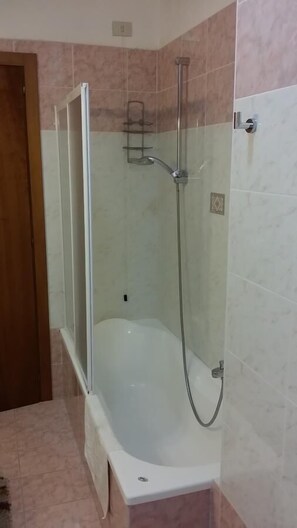 Komfortbadewanne, Regendusche, kostenlose Toilettenartikel, Haartrockner