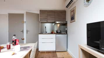 Fridge, microwave, coffee/tea maker, electric kettle