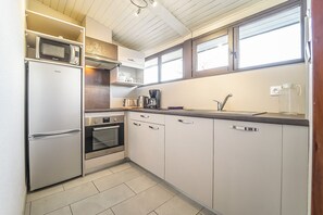 Kjøleskap, mikrobølgeovn, ovn og oppvaskmaskin