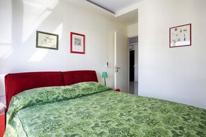 3 bedrooms, iron/ironing board, travel cot, free WiFi