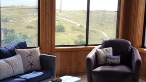 Smart-TV, DVD-spiller, bøker og filmbibliotek