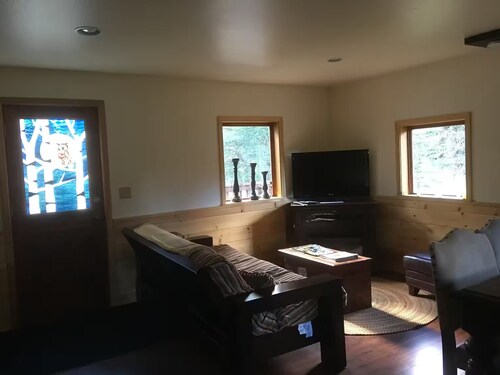 McKinley Creekside Cabins & Cafe'-The Carlo Guest Cabin