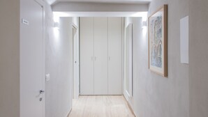 A narrow hallway with a wooden floor, white walls, and a white door at the end. - Apartment Verona Historical Center 50 meters from the Arena and Piazza Brà - Opera (Verona)