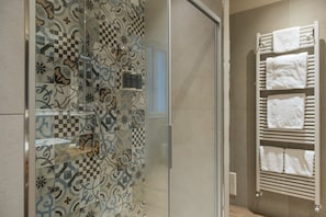 Dusche, Haartrockner, Bademäntel, Hausschuhe