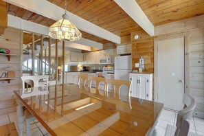 Microwave, dishwasher, coffee/tea maker, toaster - XPLORIE ACTIVITIES & LINENS INCLUDED*! OCEANFRONT!!! Enjoy the beach from this direct oceanfront 4BR, 2.5 bath four-level upgraded townhouse. Multiple balconies and an outdoor pool! (Ocean City)