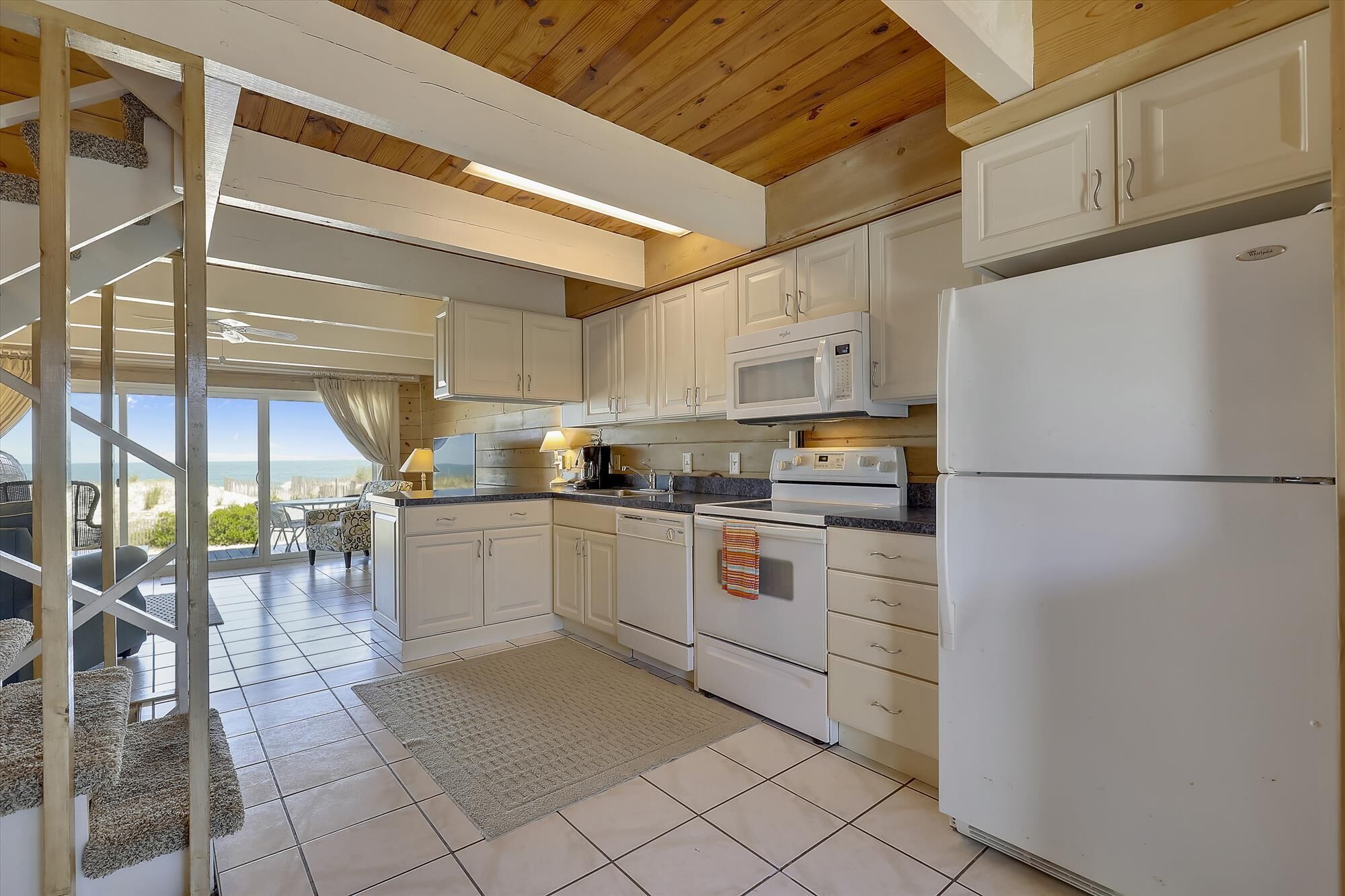 Mikrobølgeovn, oppvaskmaskin, kaffetrakter/tekoker og brødrister