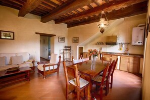 Elite Apartment, 3 Bedrooms, Lake View | Private kitchen | Fridge, stovetop, cookware/dishes/utensils