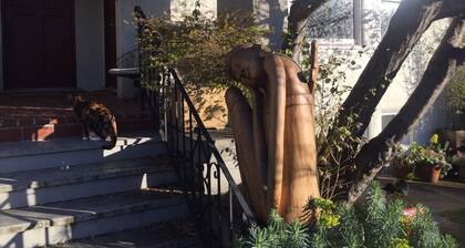 2 Br/1Bath Bright-Spacious Flat 2 blks from Lake Merritt, 10 m walk to Bart