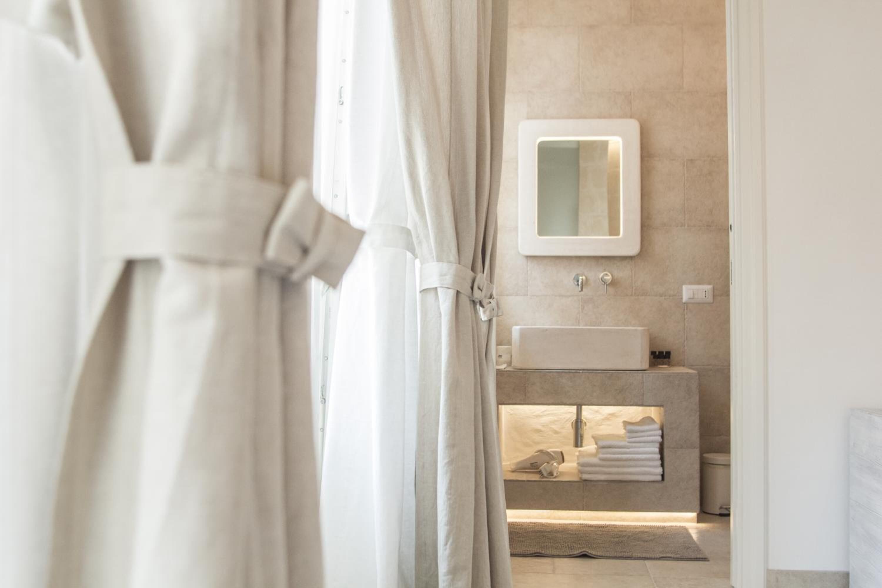 Deluxe-Dreibettzimmer | Badezimmer | Dusche, Regendusche, kostenlose Toilettenartikel, Haartrockner