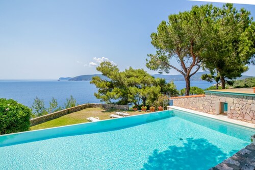 Villa with infinity pool and private access to the sea
