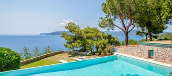 Villa with infinity pool and private access to the sea