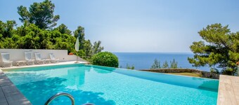 Villa avec accès à la mer et à la piscine à débordement 