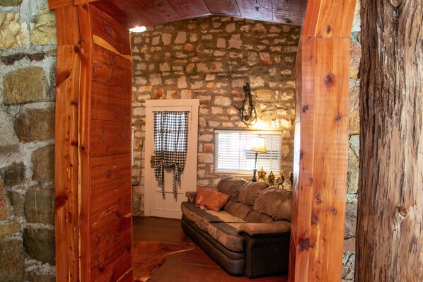 Fernseher, Kamin, DVD-Player, Bücher