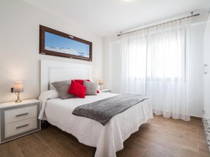 6 bedrooms, iron/ironing board, internet, bed sheets