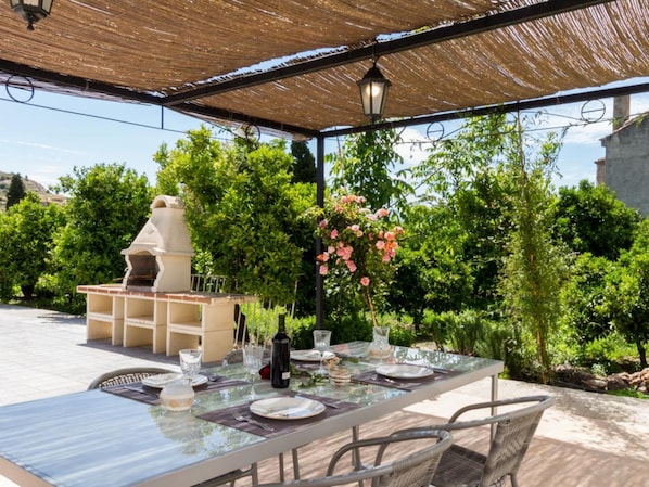 Outdoor dining - Bright house with terrace and orange garden (Chite)