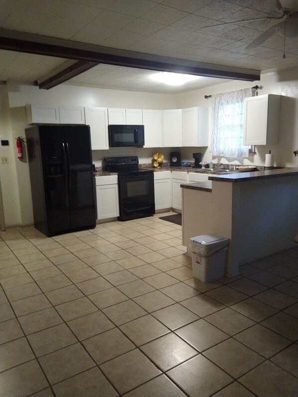 Full-size fridge, oven, stovetop, dishwasher