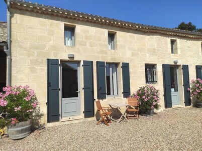 2 The Courtyard Award Winning 4 Star Vineyard Gite