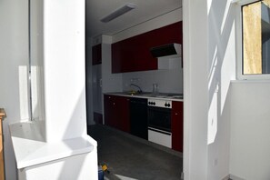 Refrigerador, lavavajillas y cafetera y tetera 