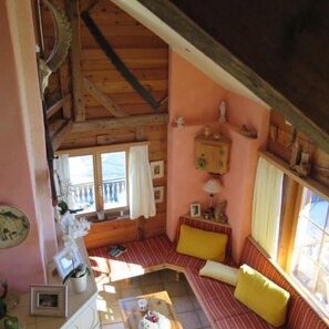 Télévision, cheminée, chaîne hi-fi