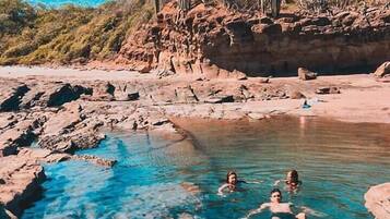 Spiaggia privata, sabbia bianca, ombrelloni, teli da spiaggia