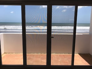 Privat strand, vit sandstrand, parasoller och strandhanddukar