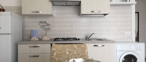 Geladeira, fogão, cooktop, cafeteira/chaleira