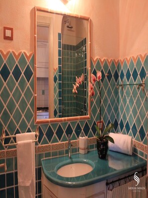 Dusche, Haartrockner, Bidet, Handtücher