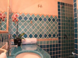 Een douche, een haardroger, een bidet, handdoeken