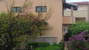 A modern building with a flat roof and a stone pathway leading to the entrance. - Apartment in Murter with Terrace, Air condition, WIFI, Washing machine (125-4) (Murter)