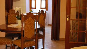 3 bedrooms, desk, free WiFi, bed sheets