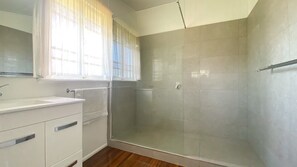 Shower, towels - Baybreeze -Burrum Heads- 3BR- Close to Boat Ramp (BURRUM HEADS)