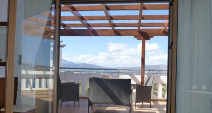 Ylellinen tilava huvila, upeat näkymät merelle ja vuorille, iso uima-allas.